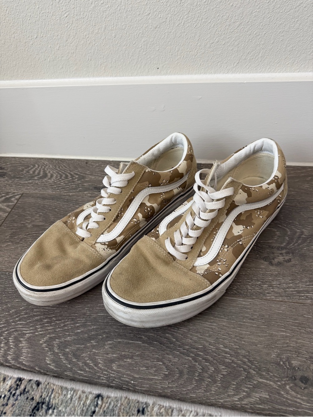Vans Low-Top Sneakers in Tan and White Paint-Splatter